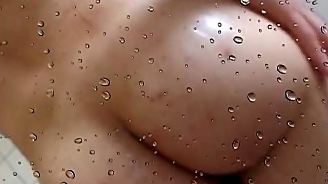 Small breasted Japanese beauty showers solo