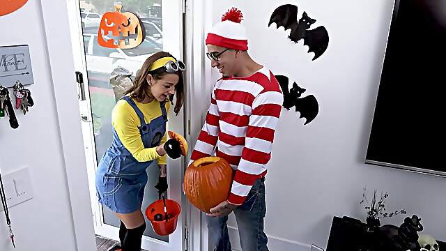 Thirsty babe comes trick or treating and ends up getting fucked