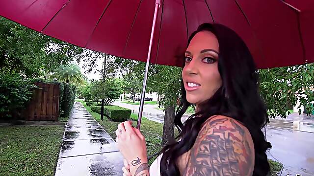 Aloud brunette amazes with her reverse dick riding couch porn