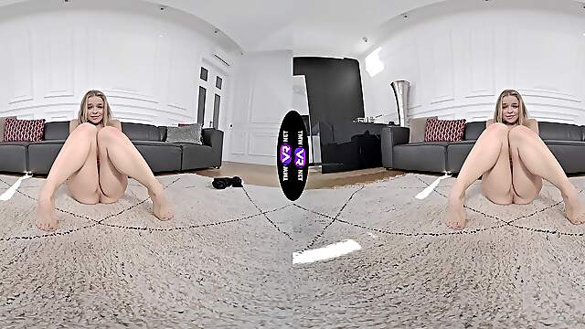 Flexible teen Calibri plays with her pussy in a steamy solo session.