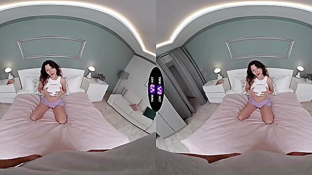 Virtual Lola: Brunette babe with massive melons