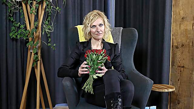 Blondie Peggy's steamy solo session on a chair