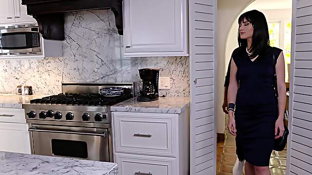 Paris Lincoln & Jake Adams: Brunette Babe Sucks and Strokes in Doggie
