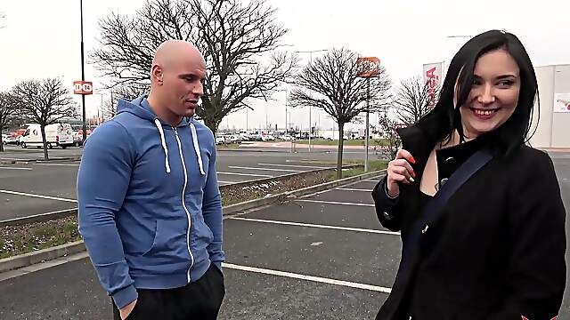 Brünnette Nika's naughty ride in a sexy road trip