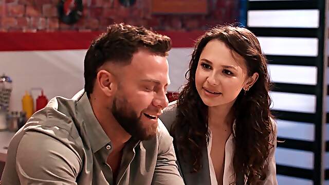 Brunette babe Seth Gamble feasts on Liz's juicy pussy